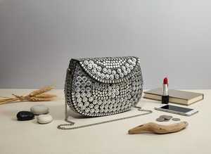 Sac à main bohème de luxe en métal et mosaïque de pierres, orné de perles florales, fait main, pour femmes, idéal pour mariages, soirées, voyages et occasions élégantes - Product Image 4