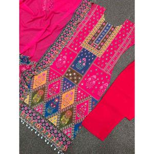 Atractivo Conjunto de Pantalón y Top de Poliéster 100% con Estampado Digital Georgette, Adorno de Piedras y Espejo Real, con Dupatta Rosa - Product Image 2