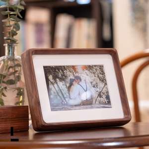 Cadre photo vertical artisanal en bois naturel éco-responsable Khadim Handicrafts, pour table, impression couleur unique, famille, mariage - Product Image 4