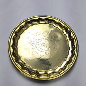 Plat de service rond en laiton gravé à la main avec bord festonné – Plateau floral gravé doré vintage - Product Image 2