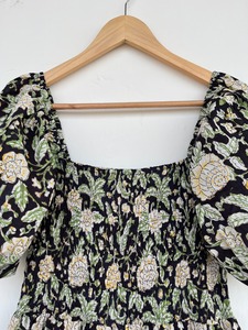 Robe longue d'été bohème pour femme, en coton noir à imprimé floral, avec corsage smocké et manches courtes, à volants – Fabricant de vêtements pour femmes - Product Image 2