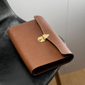 Bolso de mano de cuero genuino premium con organizador de llaves inteligente, almacenamiento compacto y cremallera de alta calidad a un precio asequible. - Product Image 3