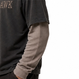 เสื้อยืดโอเวอร์ไซส์ผู้ชาย สไตล์สตรีทแวร์วินเทจ ผ้าคอตตอนพรีเมียมเนื้อหนัก ซักแล้วให้ดูเก๋ ทรงหลวม ใส่สบาย แบบสองชั้น - Product Image 6