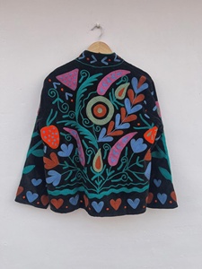 Chaqueta de terciopelo bordada con motivos florales para mujer, hecha a mano, estilo tradicional Suzani, estilo bohemio, abrigo corto de invierno, estilo étnico. - Product Image 2