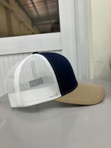 Casquette Trucker Bicolore Tendance avec Logo Personnalisé sur 6 Panneaux, Profil Moyen, Dos en Maille Respirante pour Activités de Plein Air, Fabriquée au Vietnam - Product Image 3