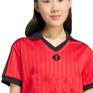 Camiseta de Fútbol Americano Roja con Cuello en V para Mujer, 100% Poliéster, Franjas Verticales, Uniforme de Equipo de Fútbol, Logotipo Personalizado OEM, Ropa Deportiva al por Mayor - Product Image 3