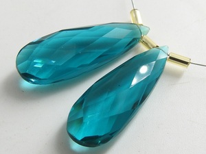 Perles en verre soufflé facettées en forme de goutte d'eau bleu paon, calibrées 30x10mm, paire assortie, trou de 0,50mm, marque PMEGEMSBEADS - Product Image 3