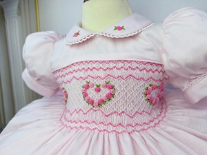 Fabricant de robes vietnamiennes : Robe en coton blanc pour filles avec broderie florale rose et col Peter Pan - Product Image 5