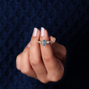 Bague de fiançailles en diamant de laboratoire de 2 carats, taille émeraude, bleu vif fantaisie, certifiée IGI, or jaune 14 carats - Product Image 4
