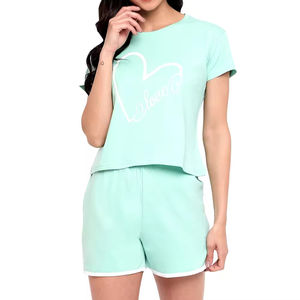 Conjunto de camiseta y pantalones cortos hasta la rodilla para mujer con logotipo personalizado, de algodón tejido, estilo urbano, corte regular, informal, hecho a medida en Pakistán. - Product Image 1