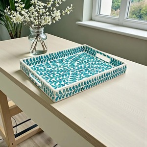 Bandeja de servir de madera con incrustaciones de hueso, diseño único hecho a mano, con un mosaico exclusivo y asas resistentes, ideal para restaurantes, en venta. - Product Image 5