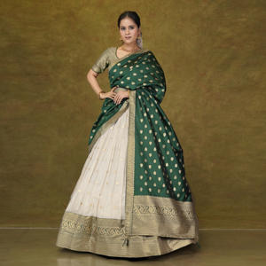 Lehenga Choli Kota Chex con Dupatta de Tejido Rico, Borde Banarasi Intrincado, Falda Acampanada, Blusa de Diseñador, Ropa Festiva Tradicional - Product Image 4