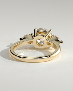Anillo de compromiso de oro macizo de 14k con diamante solitario de corte redondo cultivado en laboratorio y engaste de púas, con tres diamantes y dos piedras laterales de corte pera. - Product Image 3