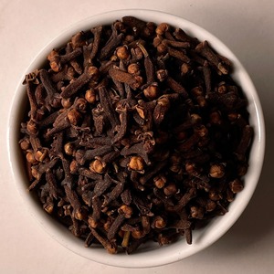 Clous de girofle récoltés à la ferme, clous de girofle sélectionnés pour les ingrédients alimentaires, l'emballage et les lignes de produits à base de plantes naturelles de qualité supérieure - Product Image 6