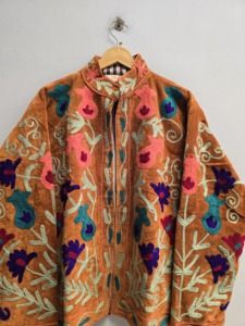 เสื้อแจ็คเก็ตกำมะหยี่สีส้มสไตล์วินเทจสำหรับผู้หญิง งานปักลายดอกไม้สีสันสดใส ทำมือ สไตล์ชาติพันธุ์โบฮีเมียน ขายส่งสำหรับส่งออก - Product Image 4