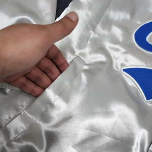 Veste bomber varsity pour homme, imperméable et coupe-vent, avec logo personnalisé brodé, en tissu de soie et satin, très vendue - Product Image 3