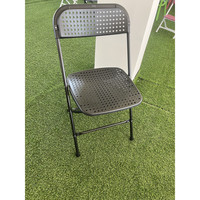 Chaise pliante en plastique au design moderne, à prix abordable, avec trou, hauteur réglable, pour usage extérieur en cour.
