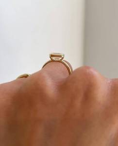 SATVIK RATNA Bague de fiançailles en or 14 carats avec diamant de laboratoire taille émeraude de 2 carats certifié IGI, sertie en clos large style cigare Est/Ouest - Product Image 2
