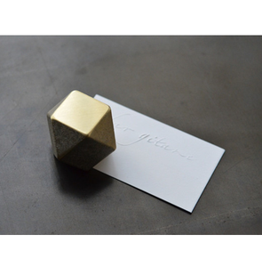 Presse-papiers géométrique en laiton plaqué or, accessoire de bureau minimaliste, fournitures de bureau, pièce unique - Product Image 1