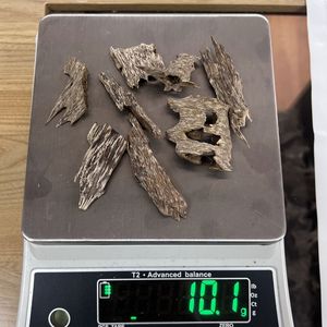 AZ Oud Vietnam Virgen: Virutas de Madera de Aquilaria Crassna (Agarwood Infectado por Hormigas) para Incienso, Perfume y Aromaterapia - Alto Contenido de Resina - Product Image 1