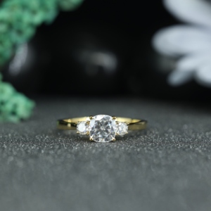 Bague de fiançailles en argent sterling 925 plaqué or avec trois pierres de moissanite taille ronde, style diamant classique pour femme, vente en gros - Product Image 1