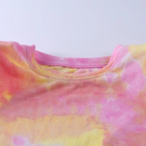 Débardeur musculaire tie-dye rose et jaune pour femme avec logo frontal, 100 % polyester, sans manches, col rond, décontracté, streetwear d'été - Product Image 4