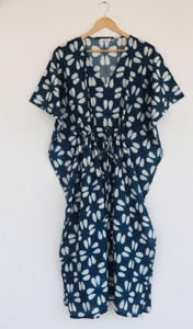 Vestido Kaftán Maxi Boho de Algodón Tie-Dye Hecho a Medida, Lavable y Ecológico, con Cuello en V y Cordones de Contraste para Clientes de Boutique - Product Image 4