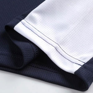 Uniforme de baloncesto, conjunto de camiseta y pantalones cortos deportivos de baloncesto, hecho con material de malla transpirable, diseñado para juegos y entrenamientos. - Product Image 4