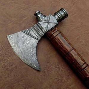 Hacha Tomahawk de Estilo Industrial con Hoja de Acero de Damasco Forjado, Mango de Madera de Palisandro y Funda de Cuero Genuino para Uso en Exteriores - Product Image 3