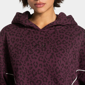 ชุดวอร์มผู้หญิงลายเสือดาวสีแดงเมอร์โลต์พร้อมโลโก้แบบกำหนดเอง  ชุดเสื้อฮู้ดดี้และกางเกงจ็อกเกอร์  ตกแต่งขอบตัดสี  ซับในตัดสี - Product Image 4