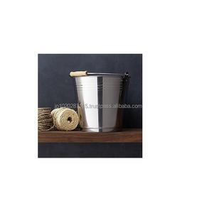 Seau de jardinière galvanisé rustique charmant avec emblème antique pour la décoration extérieure de la maison et les arrangements floraux - Product Image 1