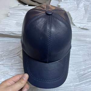 Esta es una gorra de béisbol unisex ajustable de cuero genuino de oveja en un color marrón oscuro. - Product Image 6