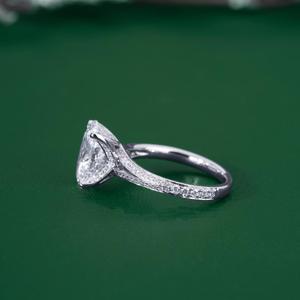 Bague de fiançailles de luxe en moissanite taille ovale avec halo et pierres d'accentuation rondes, alliance pavée pour femme, bijoux de mariée - Product Image 4
