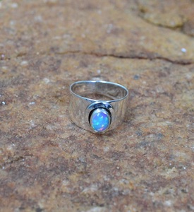 Bague en opale d'Éthiopie naturelle, argent sterling 925, faite à la main, pour elle, coupe ovale, sertissage clos, bague classique pour mariage ou anniversaire - Product Image 4