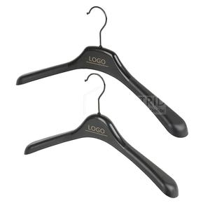 Percha Organizadora de Ropa Flexible de Plástico PP Negra de 39CM 44CM con Logotipo Personalizado y Gancho para Armario y Exhibición en Tiendas - Product Image 1