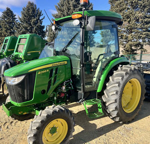 Tractor Utilitario John Deere 4066R, 66HP, 4WD, Diésel, Transmisión Hidrostática, Listo para Retroexcavadora, Mantenimiento de Propiedades Agrícolas, Tareas Pesadas - Product Image 1