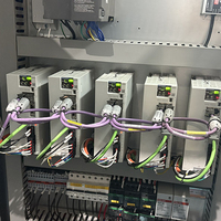 Routeur CNC ATC 2060 avec changeur d'outils à disque, servomoteur Yaskawa, table à vide en PVC pour le rainurage et le pliage de panneaux de porte de meubles et d'ACP