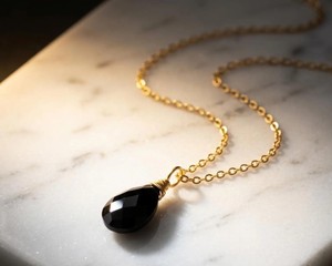 Collier pendentif goutte d'eau en onyx noir, chaîne plaquée or, bijoux minimalistes de protection, cadeau élégant pour femmes - Product Image 2