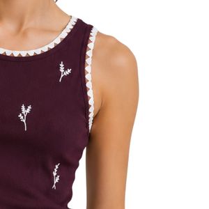 Camiseta sin mangas acanalada para mujer, color burdeos y blanco, bordada, informal, de verano, ajustada, de algodón elástico, personalizada, OEM. - Product Image 4