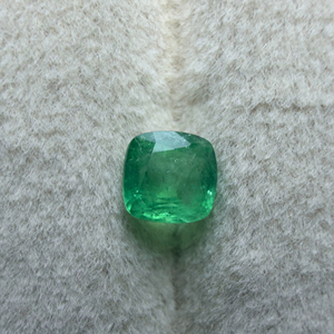 Esmeralda Colombiana Natural Certificada, Corte Cuadrado Cojín, Color Verde Intenso, Piedra Preciosa Suelta de 0.56 Quilates - Product Image 1