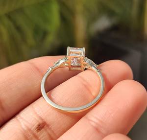 Anillo de compromiso con cinco piedras en forma de esmeralda de 1.00-5.00 quilates certificado por IGI para mujer, oro de 10K/14K/18K /PT950 /S925 - Product Image 6