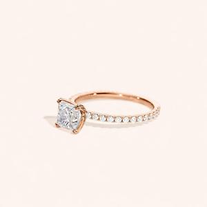 Elegante Anillo Cuadrado de Plata de Ley 925 con Diamante Moissanita y Banda Lateral Completa de Piedras para Minoristas de Joyería - Product Image 1
