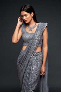 Sari de Lujo Gris Plateado con Lentejuelas, Sari de Georgette con Trabajo Metálico de Lentejuelas Pesadas, Sari de Diseñador para Bodas Indias y Fiestas - Product Image 3