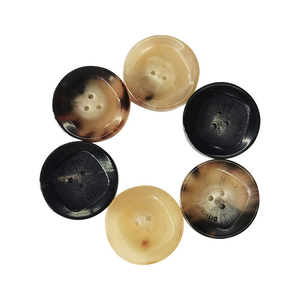 กระดุมเขาควายแท้ทรงกลมสีดำ 4 รู แบบสั่งทำพิเศษสำหรับเสื้อโค้ท สูท แจ็คเก็ต และเสื้อผ้าสำหรับผู้หญิงและผู้ชาย - Product Image 2