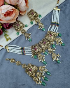 Collier ras-de-cou élégant en perles et pierres CZ avec boucles d'oreilles pendantes assorties et Tika pour le front – Parures de bijoux traditionnels de créateur - Product Image 1