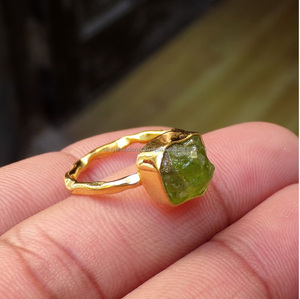 Anillo de peridoto en bruto, anillo de peridoto de piedras preciosas naturales sin cortar, anillo de latón chapado en oro, joyería Bohemia, anillo bohemio, joyería celestial - Product Image 4