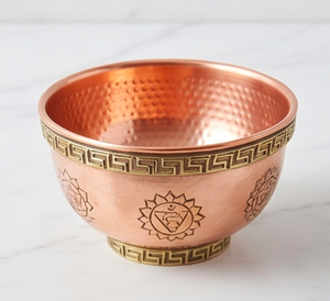Cuenco de cobre martillado a mano con símbolos de chakras grabados y patrón de espiral griega para uso en la mesa - Product Image 1
