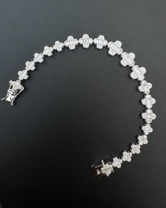 Pulsera de tenis de moissanita con diseño de trébol y eslabones florales, con piedras baguette, joyería de lujo brillante, regalo para mujer - Product Image 5