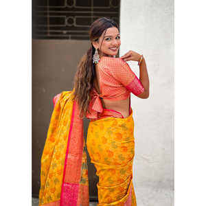 Sari Bandhani Patola tissé en soie de moutarde douce avec des tissages contrastés Zari, motif complexe pour un confort soyeux, tissages d'élite - Product Image 4