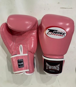 ถุงมือคู่แฝดมวยไทย MMA ซานด้า คิกบ็อกซิ่ง สายรัดข้อมือปรับได้ ปิดด้วยตะขอเกี่ยว น้ำหนักเบา คุณภาพสูง หนังวัวแท้ - Product Image 1